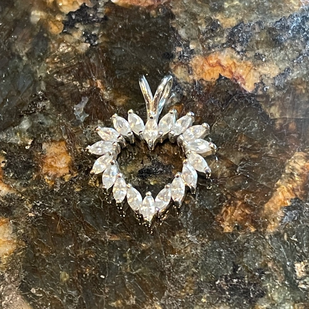 Crystal heart pendant. No chain.
